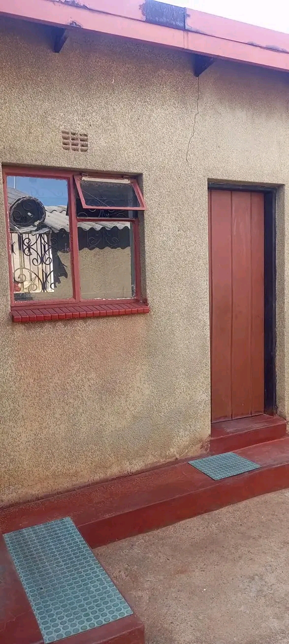 Standard room available  rent r1000* next to   in Mofolo