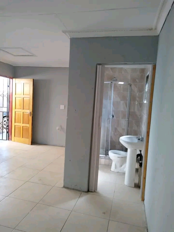 Ensuite room available immediately for rental  in Protea Glen