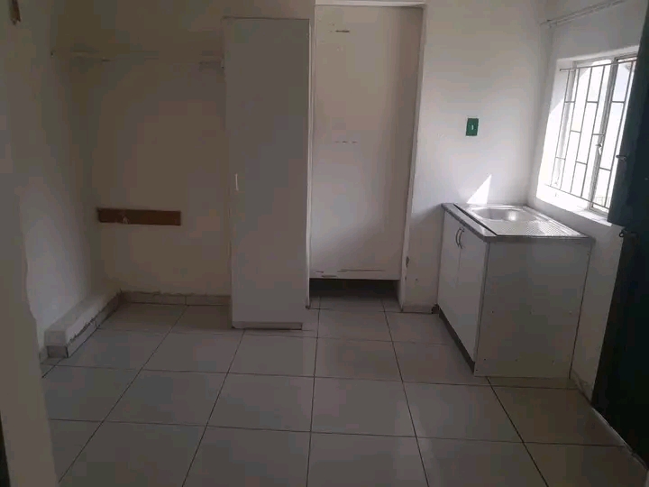 1 bed room cottage for rent 3300 deposit 1000  in Turffontein