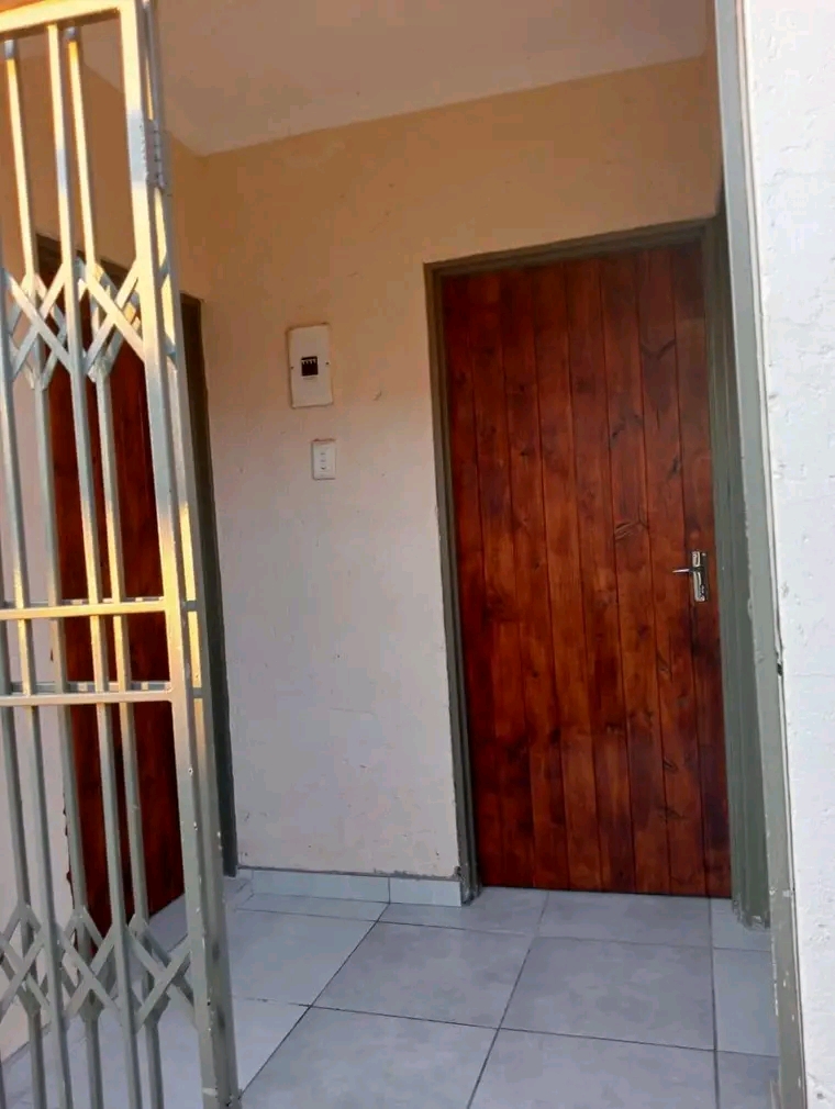 Room to rent ext 25
r1200 + deposit 
contac  in Vosloorus