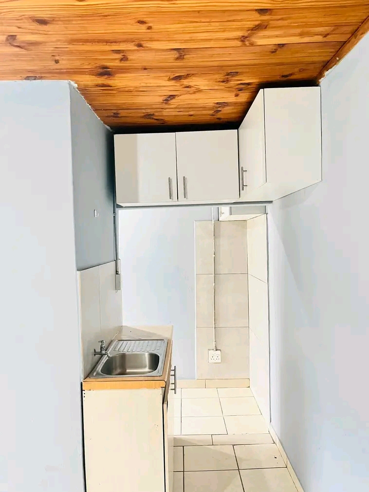 A very beautiful cottage available immediatel  in Kensington
