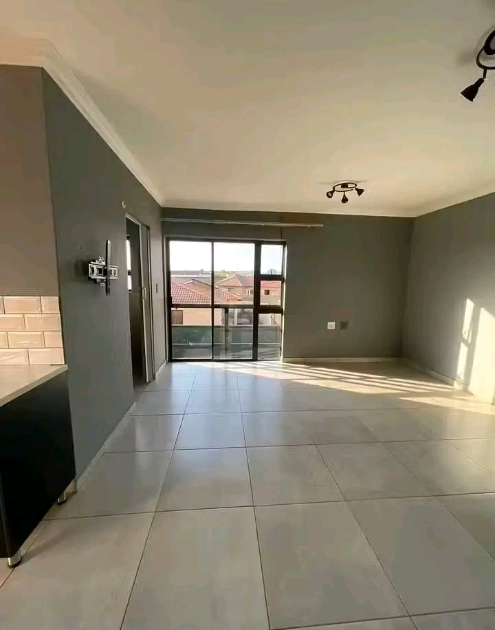 Bachelor available 
near the mall 
r2500pm.  in Birch Acres