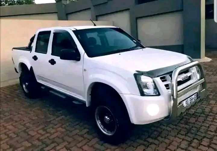 Isuzu for sale price r 40.000 for more inform  in Protea Glen