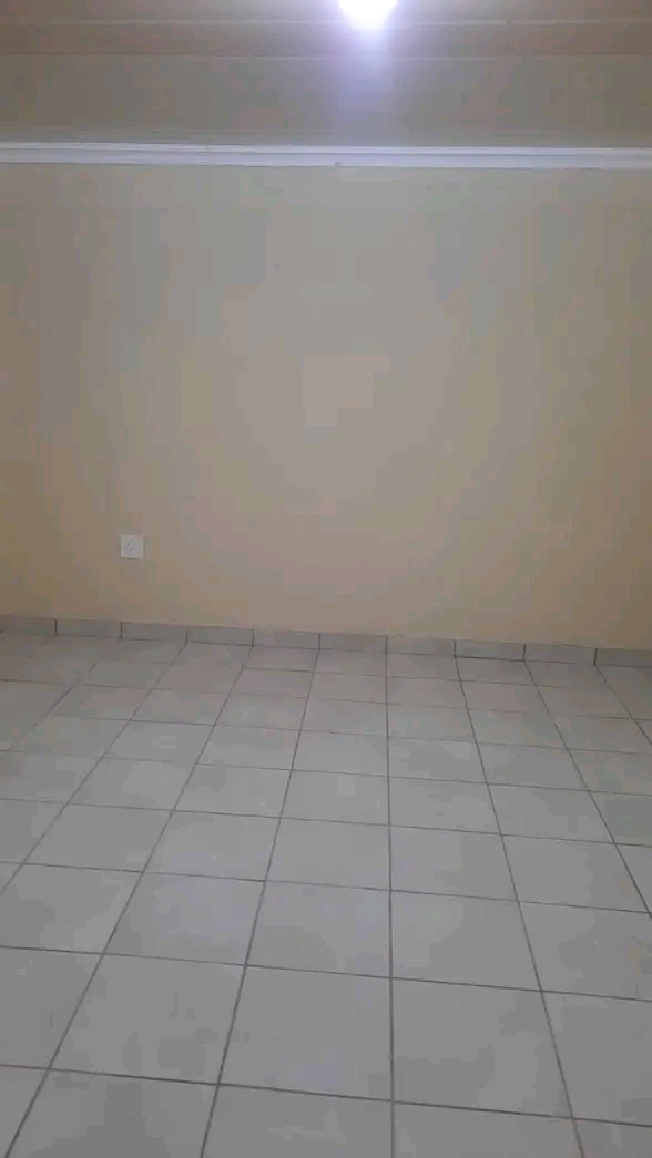 Ensuite available immediately for rental with  in Naturena