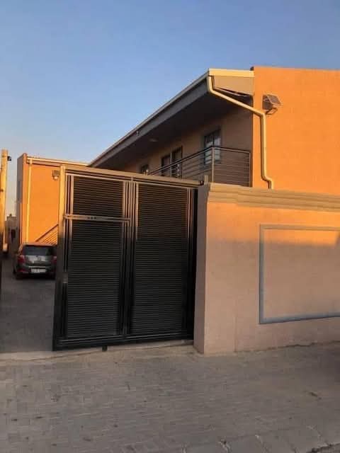 A beautiful bachelor
 comes with fitted kitc  in Tembisa