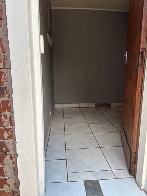 Small  outside room to rent 
117 mabel stree  in Rosettenville