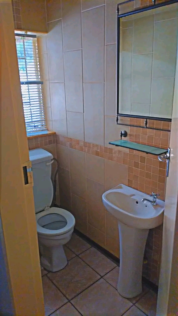 Room for bachelor available for immediate occ  in Kempton Park
