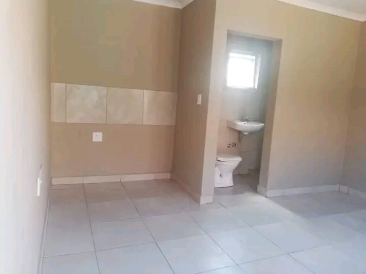 Room to rent (own shower and toilet)  ext 8 p  in Palm Ridge