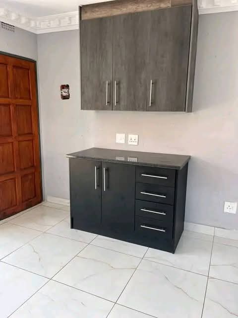 Spacious room to rent in c.e.5
r2,500 /pm |   in Vanderbijlpark