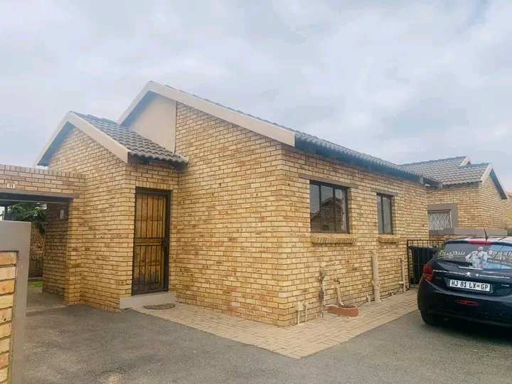 2 bedrooms townhouse in an extremely secure e  in Greenhills