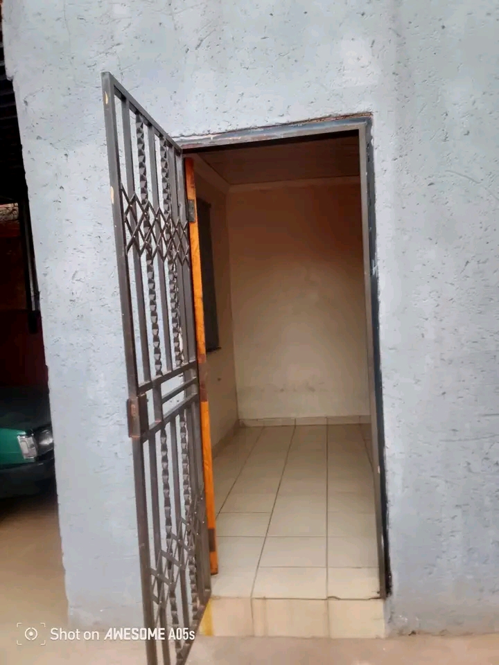 Garage with shared bathroom available in phas  in Braamfischer