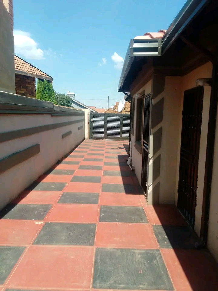 Bachelor flat available for rental next thuto  in Rockville