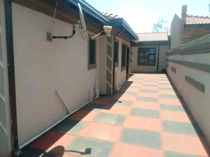 Bachelor flat available for rental in villa l  in Vosloorus