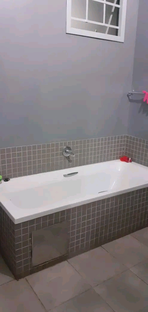 A clean room in a 2 bedroom flat available  f  in Johannesburg