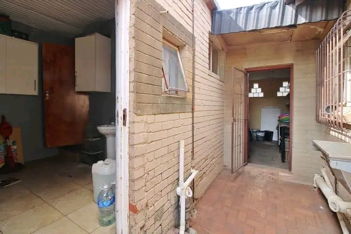 This beautiful 3 bedroom, 1 bathroom, kitchen  in Germiston