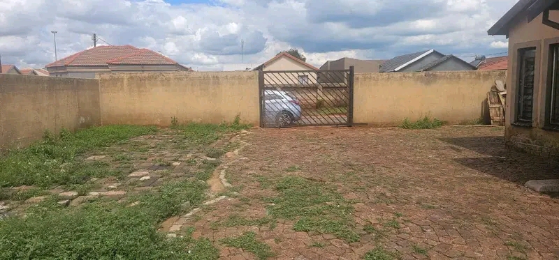 House to rebt, ext 6
r5000 rent + r5000 depo  in Vosloorus