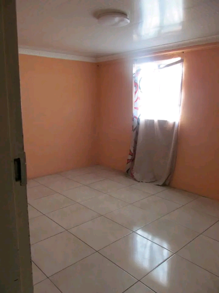 4 room available zone 7 
r3500 rental  in Sebokeng
