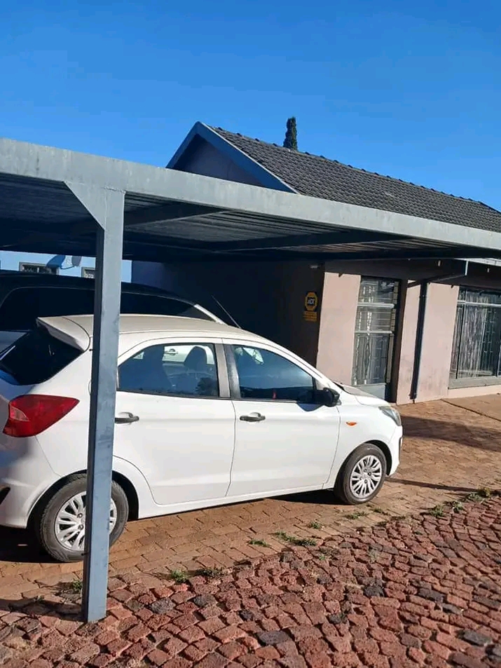 This gorgeous and clean cottage is located in  in Olifantsfontein