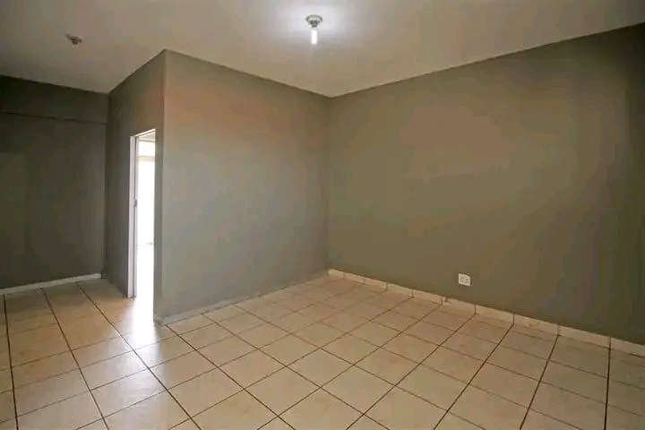 Big sitting room space available r1500 whatsa  in Hillbrow
