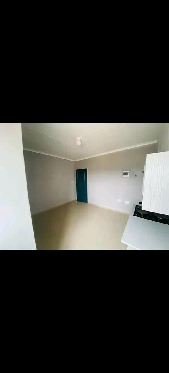 1 spacious bedroom bachelor with fitted kitch  in Norkem Park