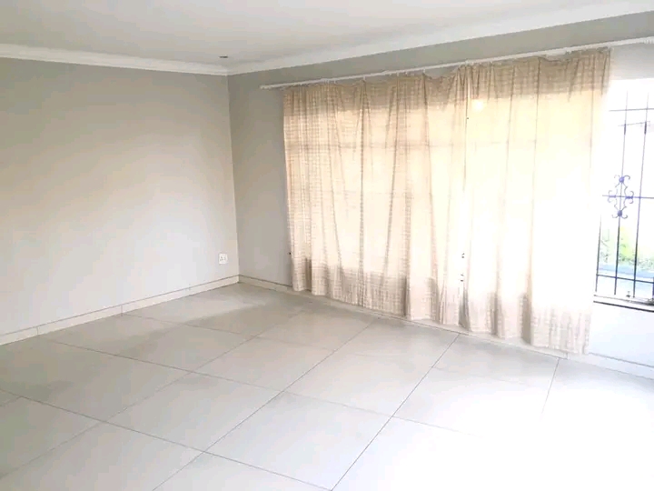 Beautiful modern 3 bed house for rent on a sh  in Elandspark