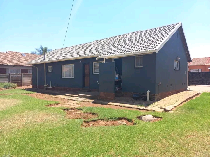 House to rent, available immediately

are:   in Vosloorus