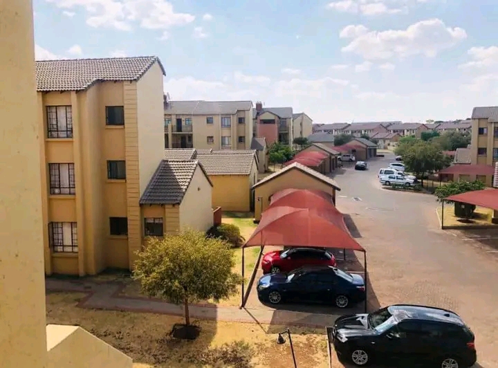Crescendo (next to to blue hills shopping cen  in Midrand