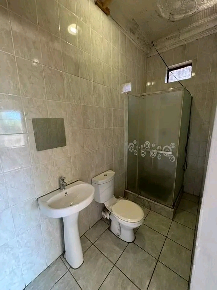 Rooms to let in a 3 bedroom house
room 1 (en  in Bezuidenhout Valley