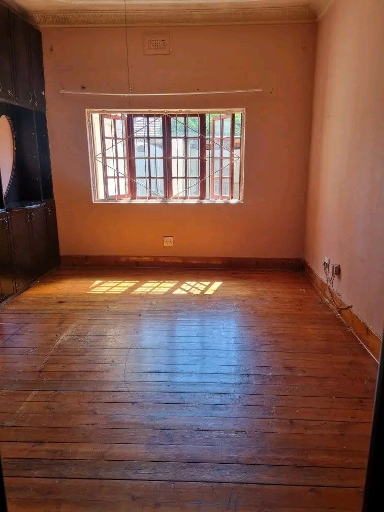 A spacious room to rent 3200r. toilet and sho  in Kensington