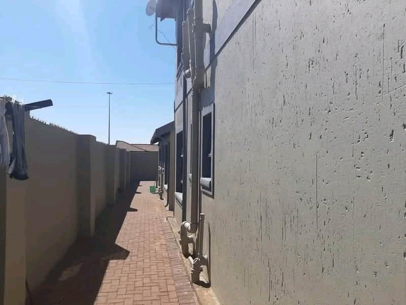 Neat open room accommodation in close   proxi  in Vosloorus