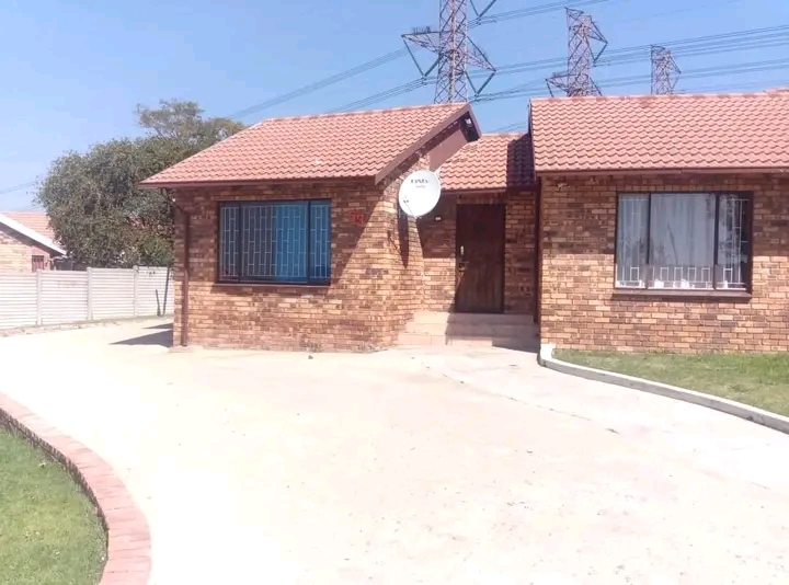 A spacious 3 bedroom 2 bath house in ext 4 �  in Norkem Park