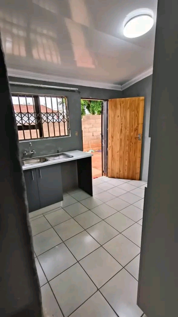 House to rent in ext.2 available immediately.  in Naledi