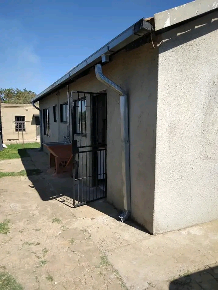 A 3 bedrooms house available right now for re  in Senaoane