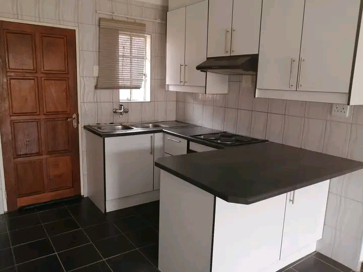 2 bedroom 1 bathroom open plan kitchen lounge  in Midrand