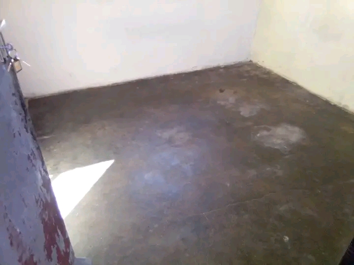 Room to rent next to boxer rent is 800 child   in Senaoane