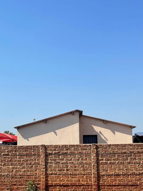 2 bedroom house for rent 
location: ext 14   in Vosloorus
