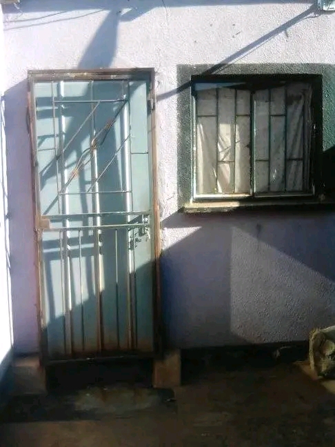 Room available at mashemong sec

*prepaid m  in Tembisa