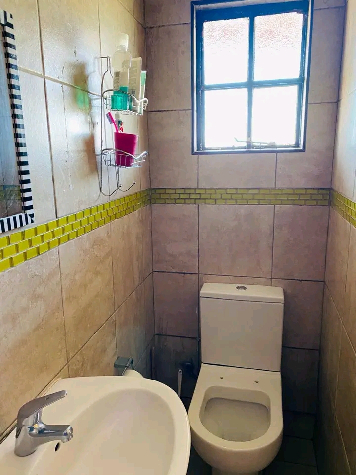 Bachelors available in ex2 
with 
toilet an  in Rabie ridge
