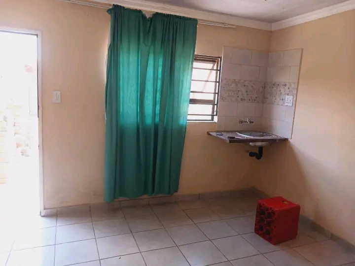 Room to rent .
available from 01 august 
ho  in Vosloorus