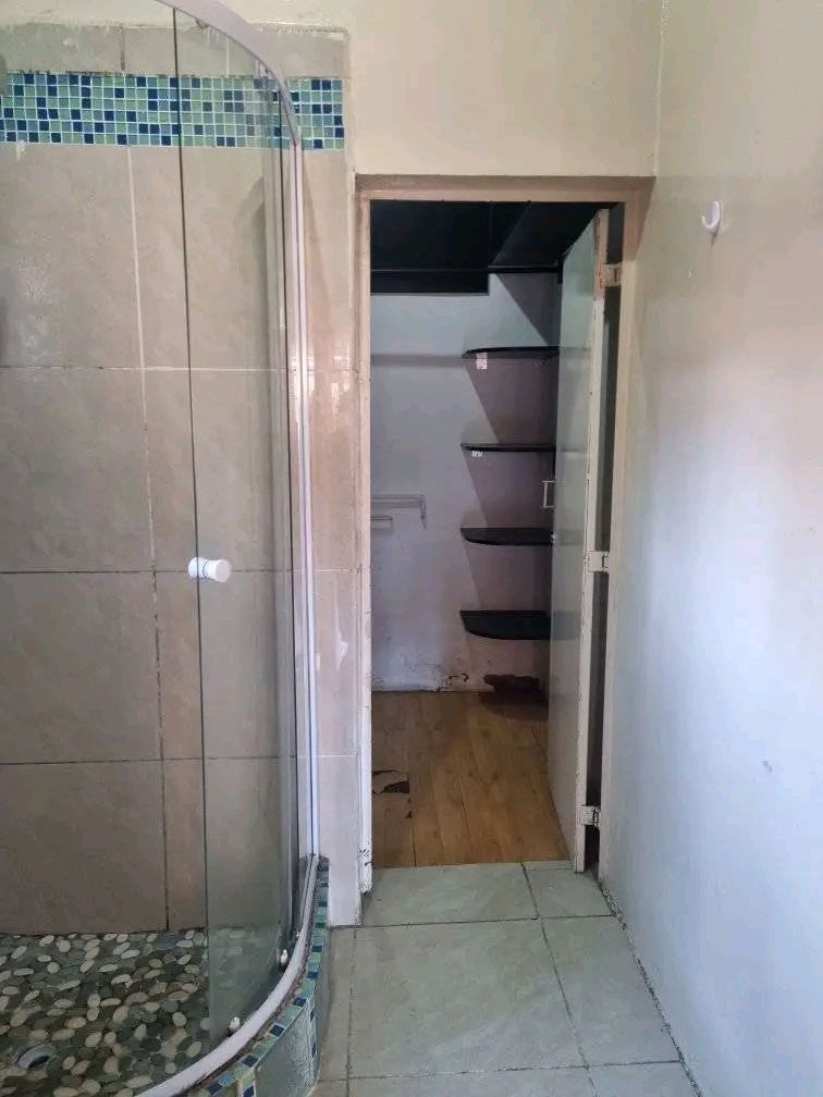 A spacious room to rent 3200r. toilet and sho  in Kensington