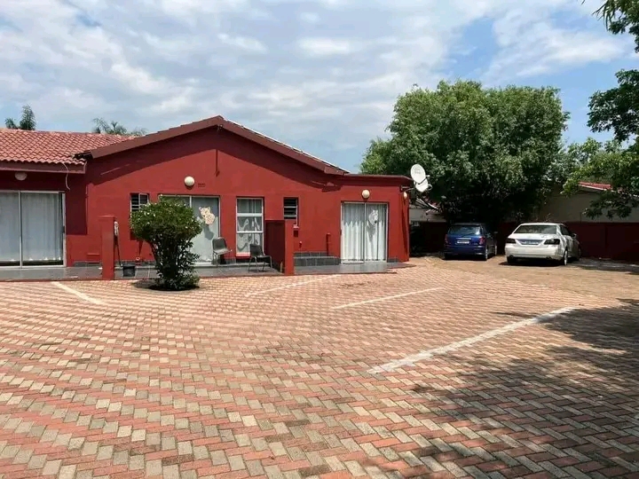 Spacious bachelor unit to rent with kitchenet  in Norkem Park