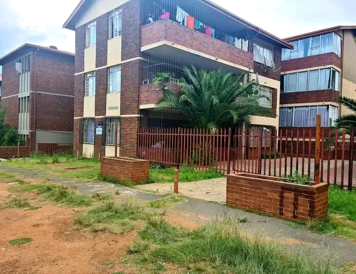 Secure 2 bedroom apartment in de villiers str  in Turffontein