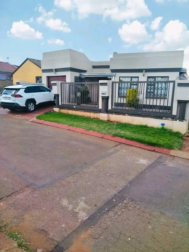 Property specifications
location ext 14

p  in Vosloorus