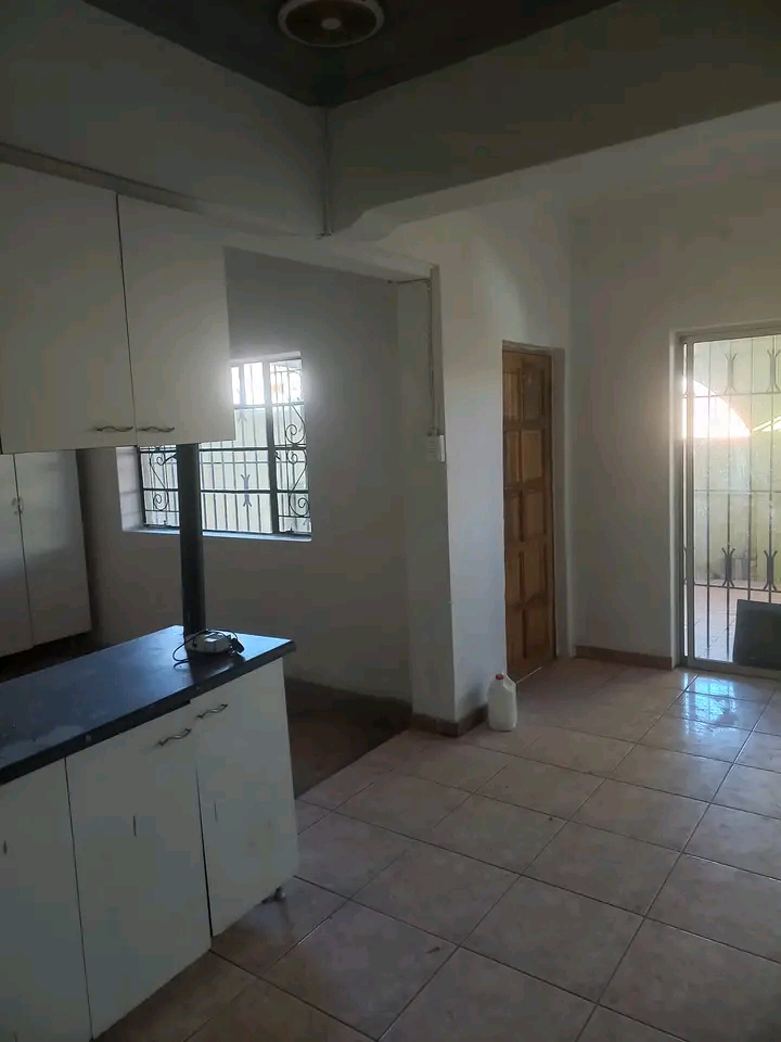 Very nice selfcontained batchelor flat with o in Forest Hill