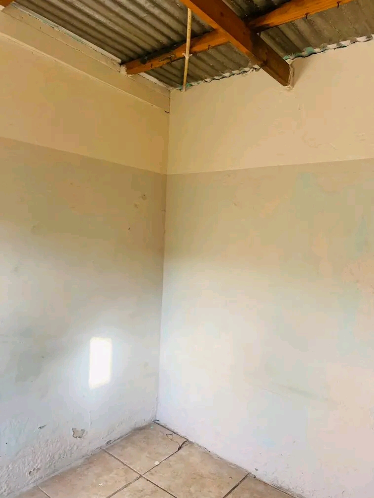 Room available at (zola 2)

rent : r800 per  in Zola