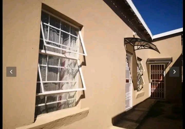 2 bedroom cottage to rent ext 7 
dining
kit  in Cosmo City