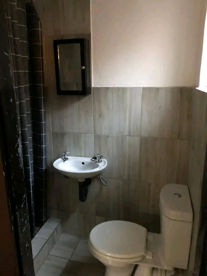 A beautiful bachelor
 comes with fitted kitc  in Tembisa