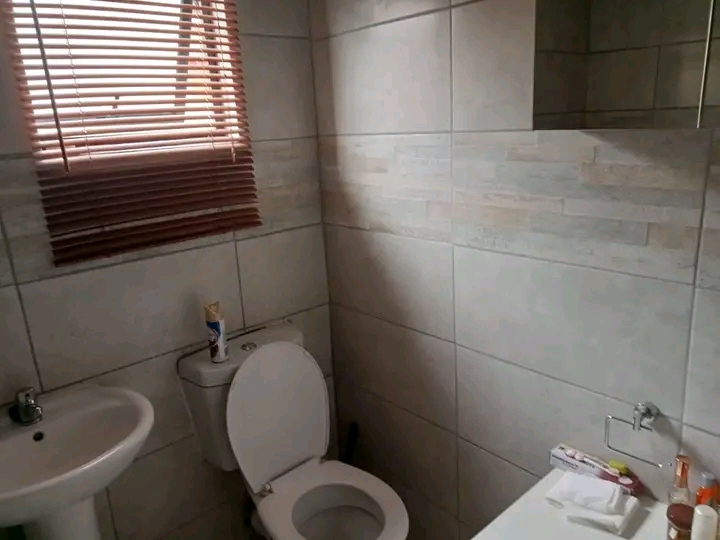Looking for a working woman to rent a room th  in Honeydew