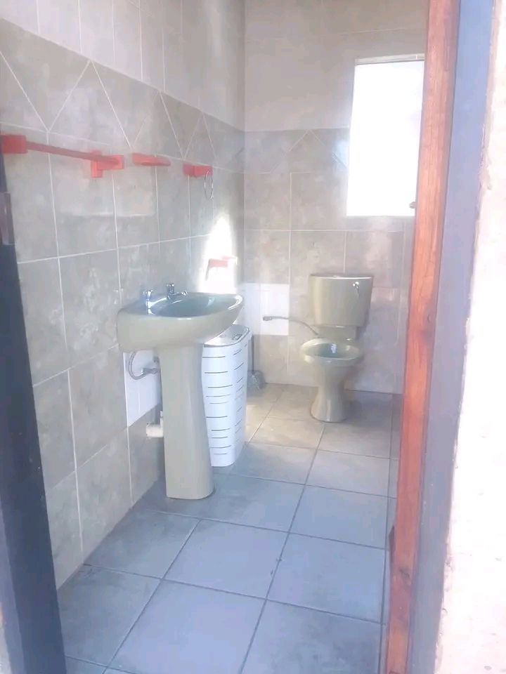 A 3 roomed house available in phomolong.

1  in Orlando West
