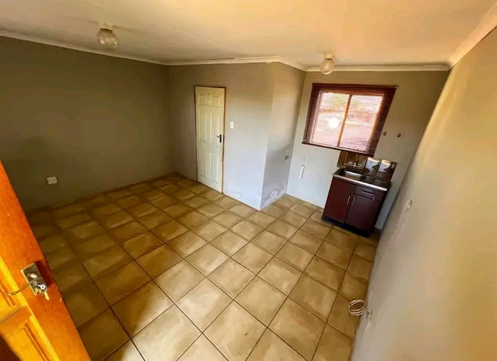 Ensuit room available emmediatly at extension  in Naledi